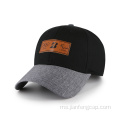 Topi besbol 6 panel dengan logo timbul khas